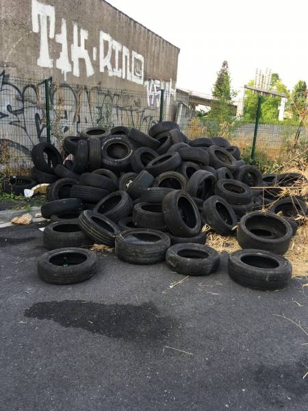Débarras d'un dépôt sauvage de pneus sur la commune de Lormont près de bordeaux en gironde
